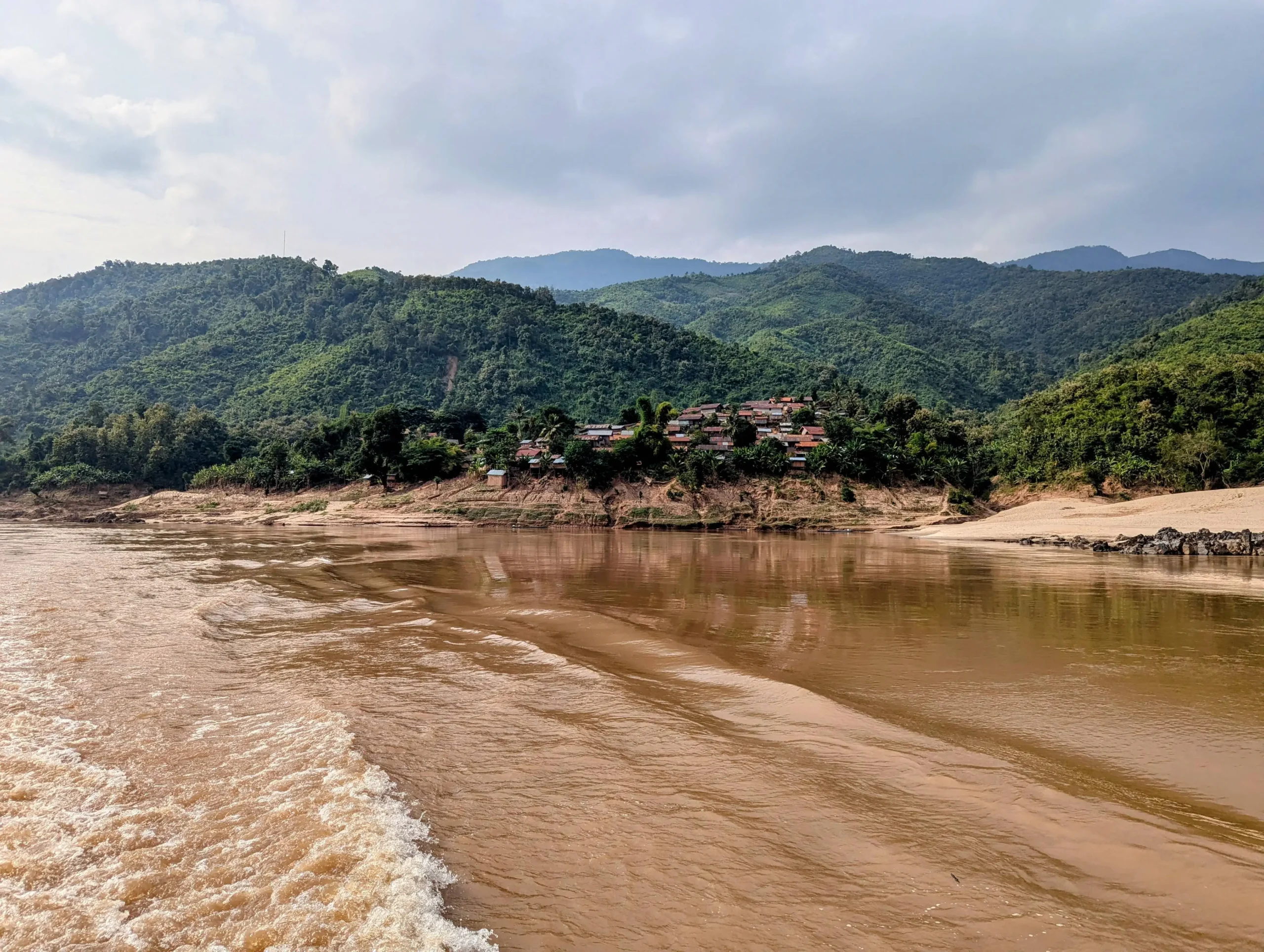 Slowboat z Ban Houayxay do Luang Prabang – czy warto?